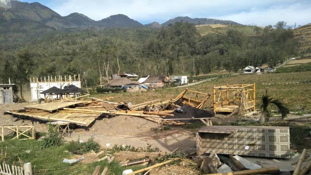 Khofifah Sambangi Pengungsi Korban Angin Kencang di Batu