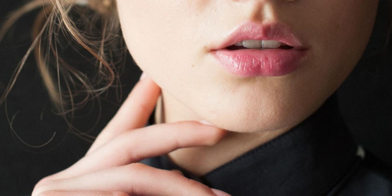 7 Penyebab Bibir Hitam dan 3 Cara Membuatnya Cerah Kembali