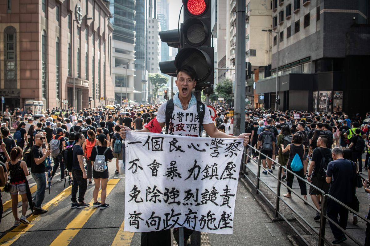 Aksi Brutal di Tengah Bayang-Bayang Kehancuran Hongkong