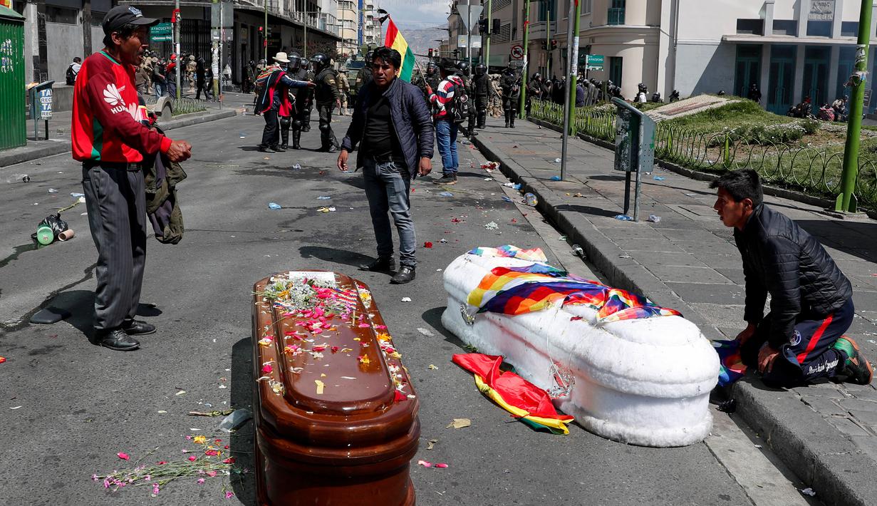 Polisi Bolivia Paksa Demonstran Tinggalkan Peti Jenazah Rekan Mereka di Jalanan