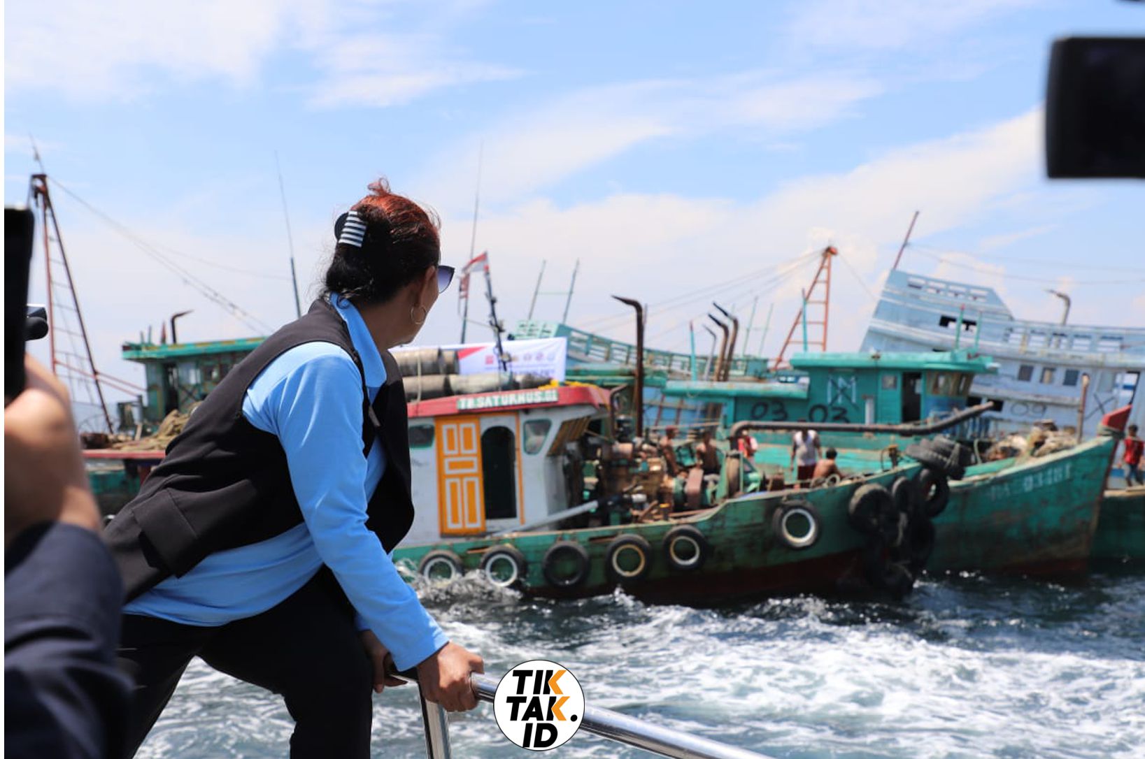 Nelayan Kaget Bukan Main Dikejar Susi Pudjiastuti di Tengah Laut, Ternyata Dihadiahi Ini