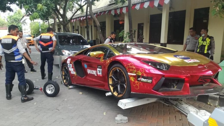Lamborghini Terbakar Di Surabaya