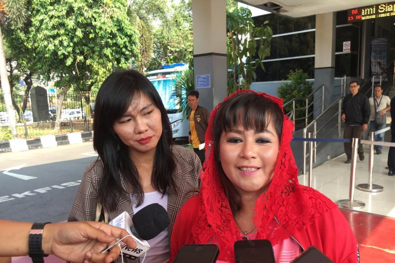 Dewi Tanjung Ingin Tanya Penyerang Novel, Air Apa yang Disiramkan Kok Wajah Novel Tidak Rusak