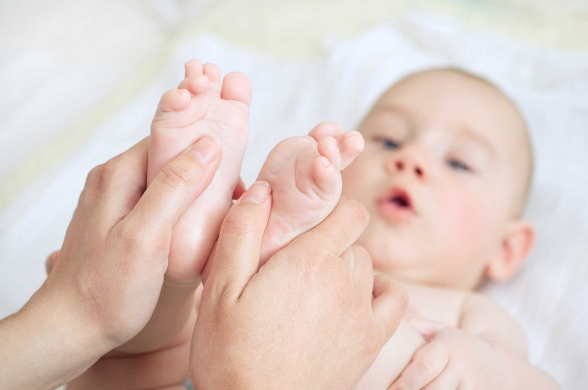 Memijat Bayi Miliki Manfaat Luar Biasa untuk Anak dan Orang Tua