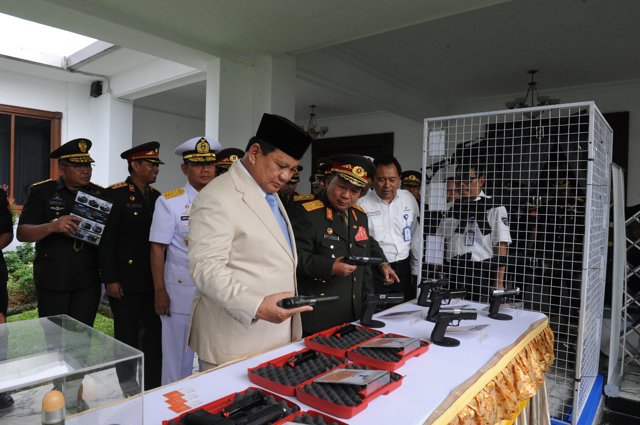 Prabowo Tawarkan Senjata Buatan RI ke Republik Laos