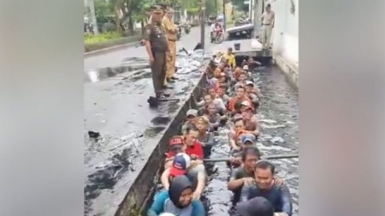 Viral Video Tenaga Honorer Masuk Got Demi Perpanjang Kontrak Kerja, Begini Tanggapan Sandiaga Uno