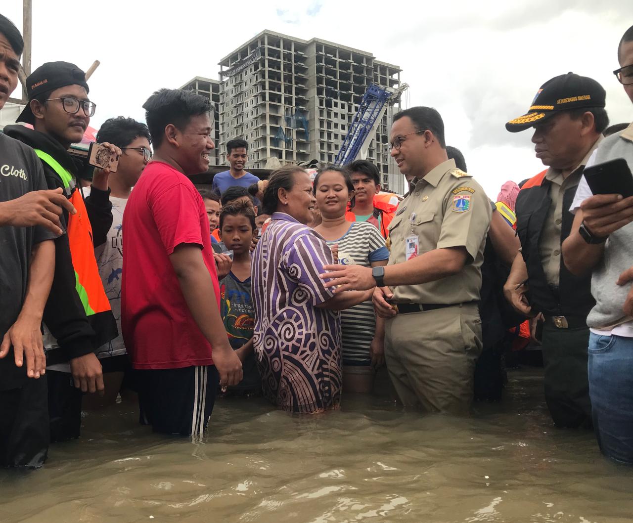 Anies Datangi Lokasi Banjir di Duri Kosambi, Warga: Kami Butuh Makan Pak!
