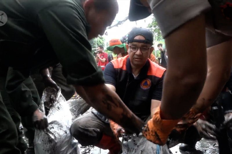 Kerja Bakti Bareng Warga, Anies Bersihkan Sisa Banjir di ...