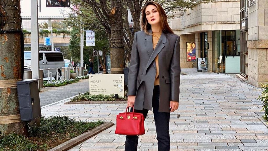 Luna Maya Tepis Isu Pindah Agama Usai Ketahuan Pakai Kalung Mirip Salib