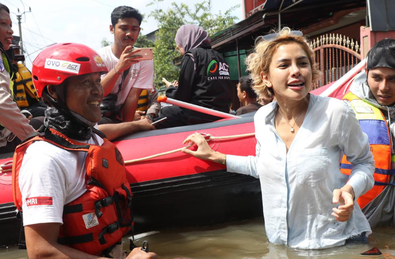 Rumahnya Terendam Banjir  Nikita  Mirzani  Omeli Anies 