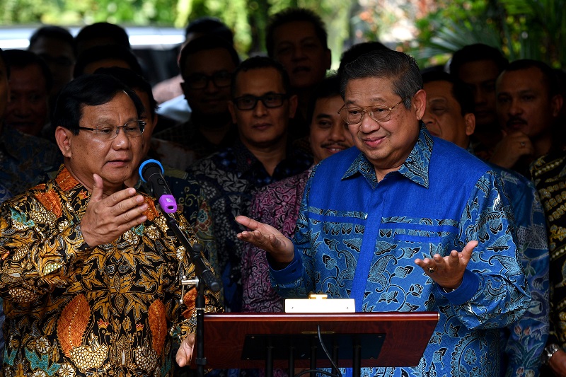 Ketua Umum Partai Gerindra Prabowo Subianto (kiri) dan Ketua Umum Partai Demokrat Susilo Bambang Yudhoyono (kanan) menyampaikan keterangan pers bersama kepada wartawan usai pertemuan tertutup di kediaman Prabowo