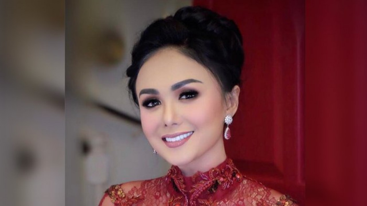 Rumahnya Kebanjiran, Yuni Shara Dievakuasi Pakai Perahu Karet