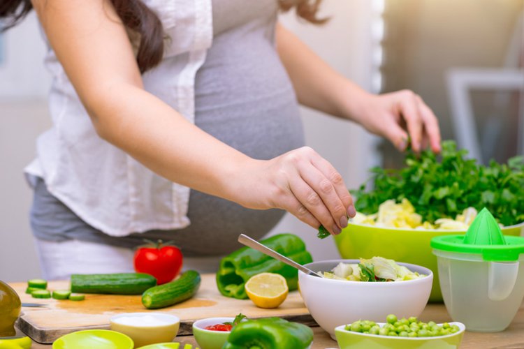 Wajib Diketahui, Ibu Hamil Dilarang Mengonsumsi 4 Makanan ini