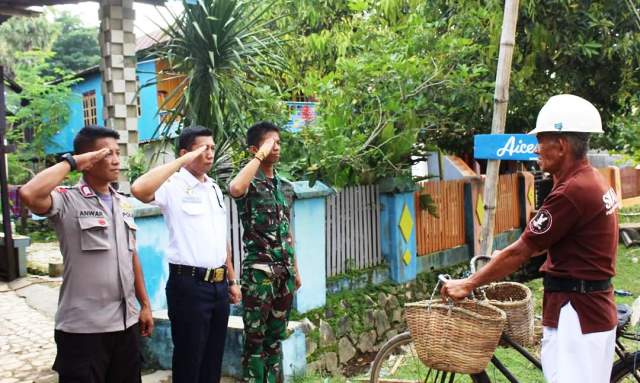 Foto Tiga Pria Berseragam TNI, Polisi dan Security Beri Hormat ke Pria Tua Penjual Ikan, Viral di Media Sosial