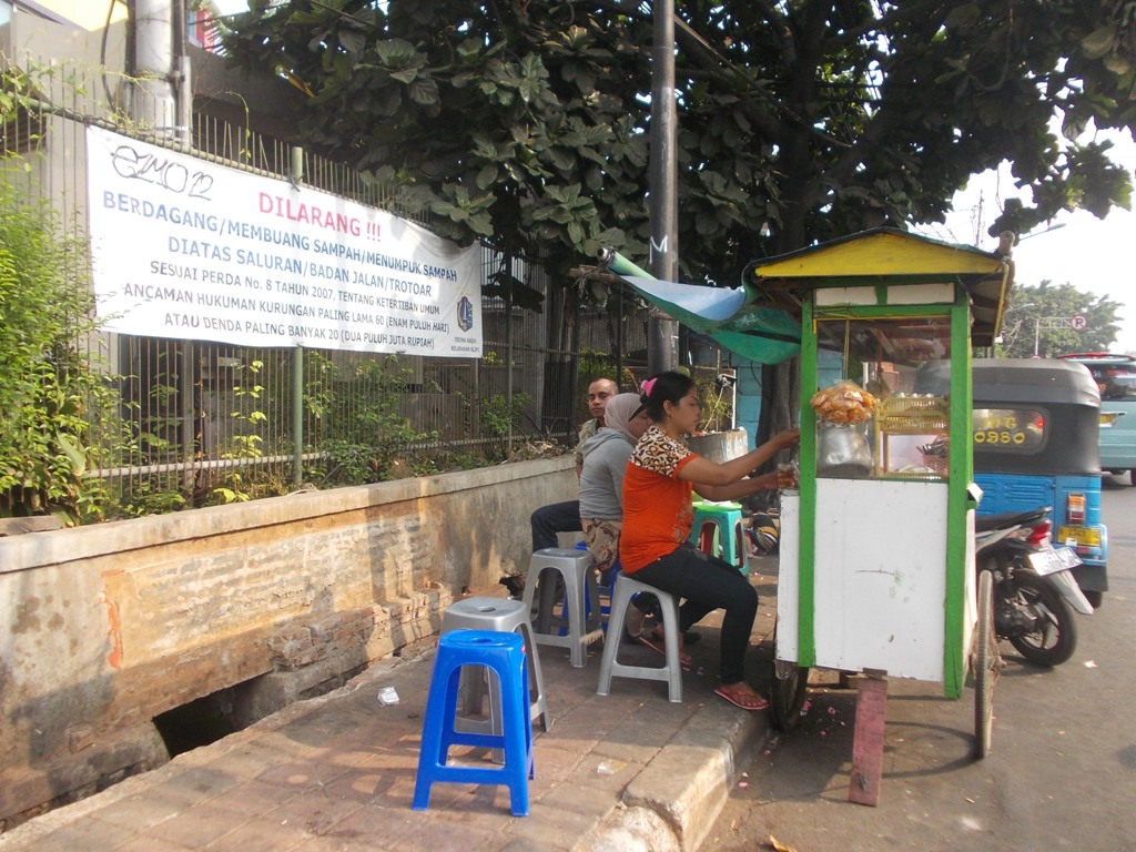 Pedagang Ketoprak yang Seenaknya Jualan di Trotoar, Kenapa Anies Baswedan yang Disalahkan?
