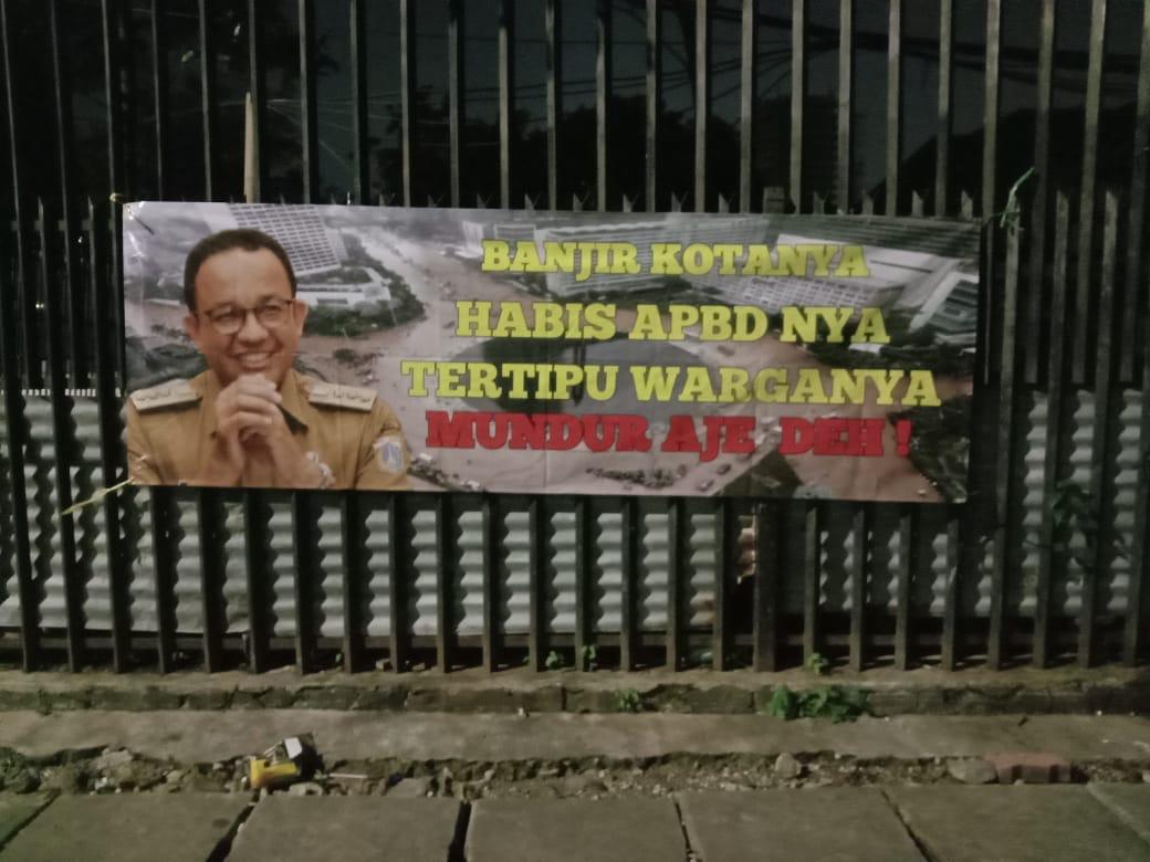 Jakarta Banjir Lagi, Spanduk Tuntut Anies Mundur Muncul di Jakpus