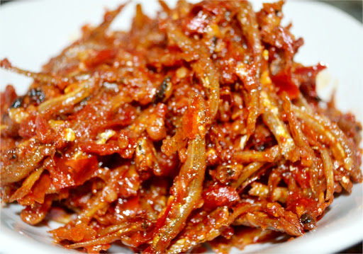 Selera Makan Lagi Jeblok? Bikin Sambal Teri Kacang Yuk!