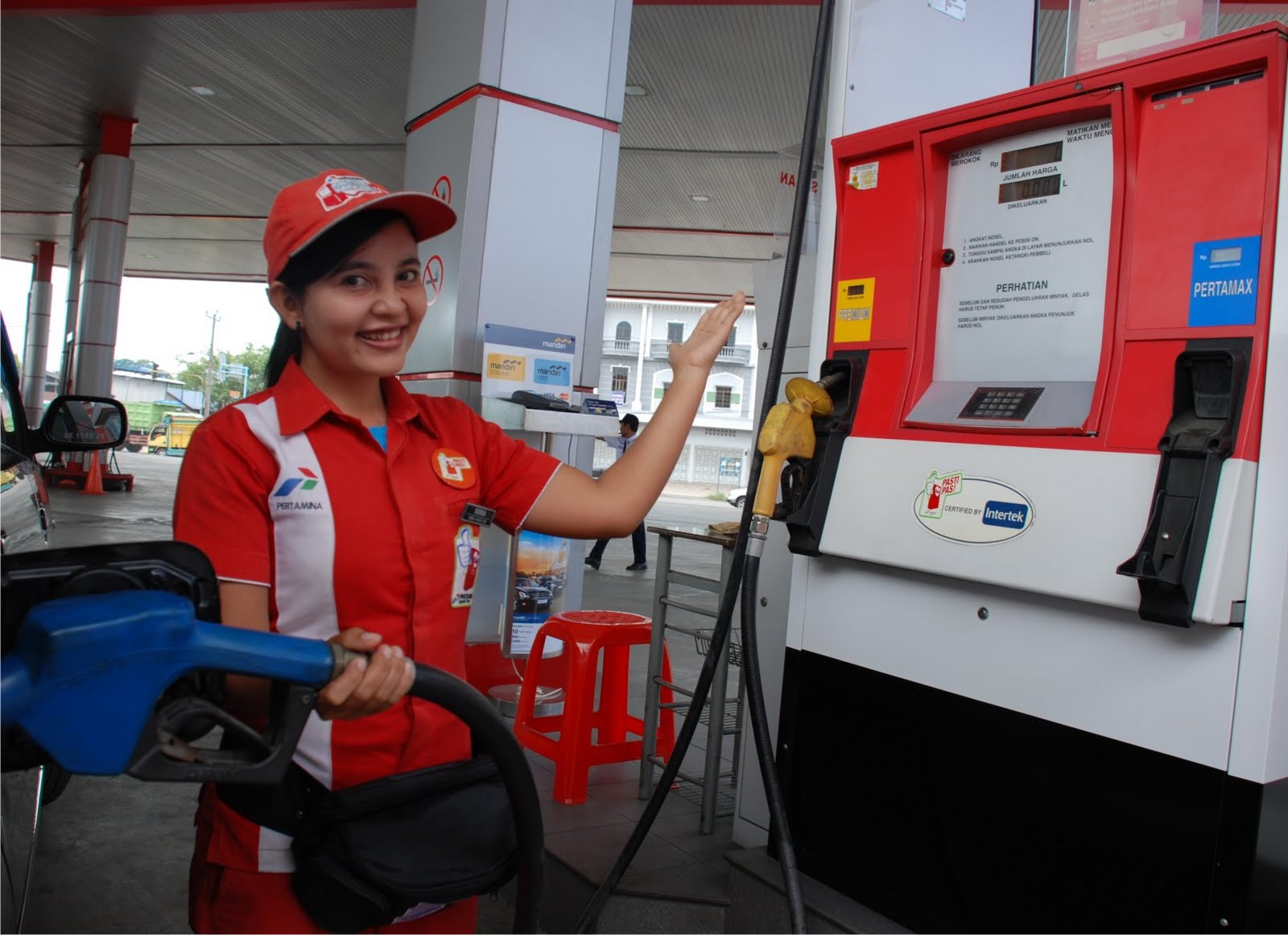 Beredar Foto Pegawai Pertamina Pakai Atribut Natal, Kebijakan Ahok?