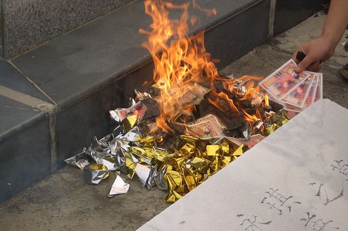 Bakar Uang Karena Corona