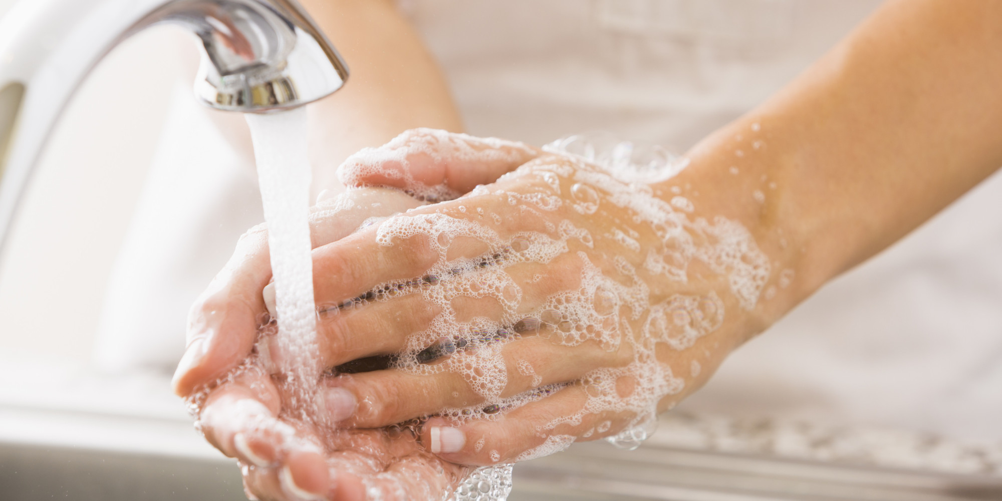 Ternyata Cuci Tangan Pakai Sabun Lebih Baik Dibandingkan Hand Sanitizer