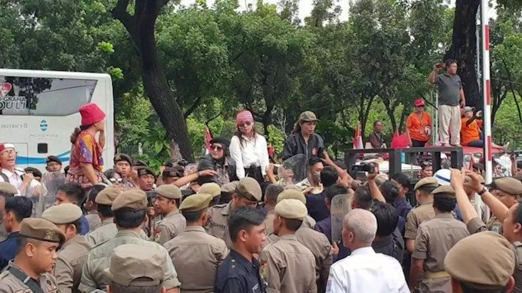 Demonstran Ngamuk di Depan Kantor Anies Baswedan, Lempari Petugas dengan Panci Hingga Lompat Pagar