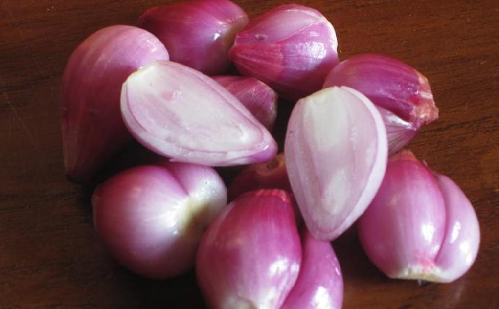(CEK HOAKS ATAU FAKTA): Bawang Merah yang Dikupas Terbukti Bisa Serap Virus Corona