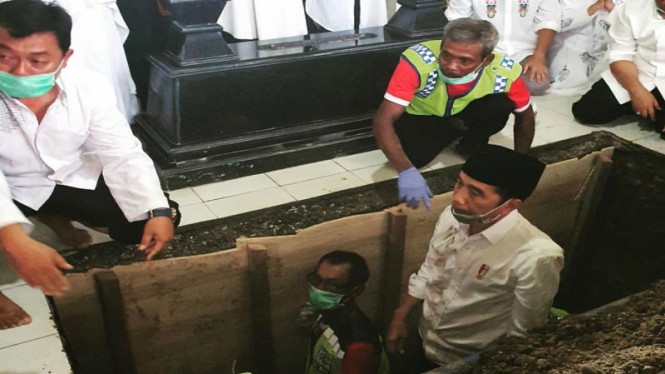 Momen Saat Jokowi Cangkul Liang Kubur, Antar Kepergian Ibundanya ke Peristirahatan Terakhir