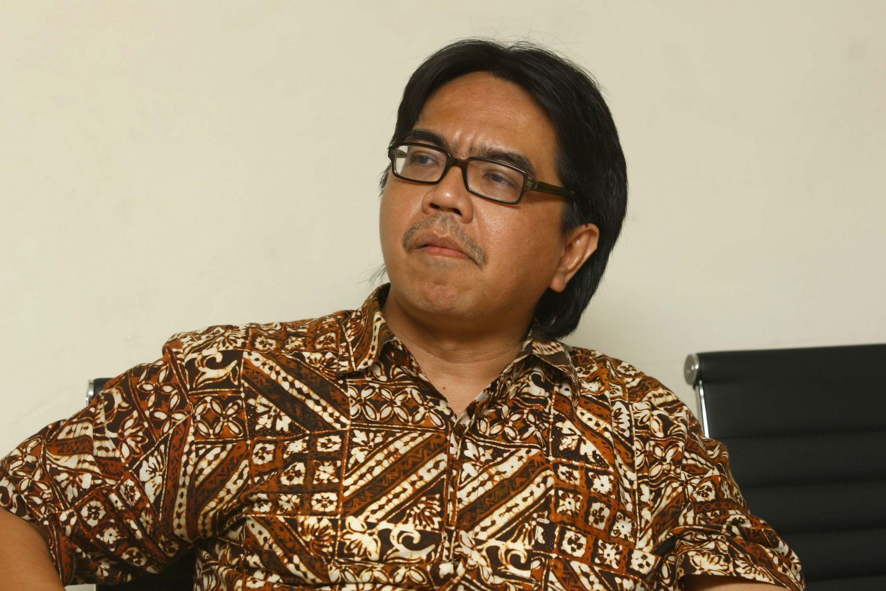 Pakar Komunikasi Ade Armando Sebut Banyak 'Pengkhianat' Tusuk Jokowi dari Belakang
