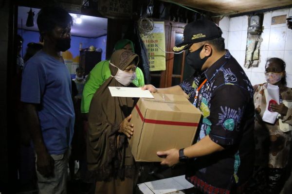 Anies Selipkan Sepucuk Surat untuk Warga Penerima Bantuan Sembako