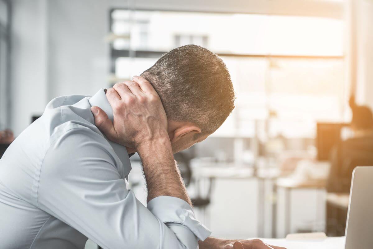 Leher Sakit Akibat Bekerja di Rumah? Berikut Cara Mudah Mengatasinya