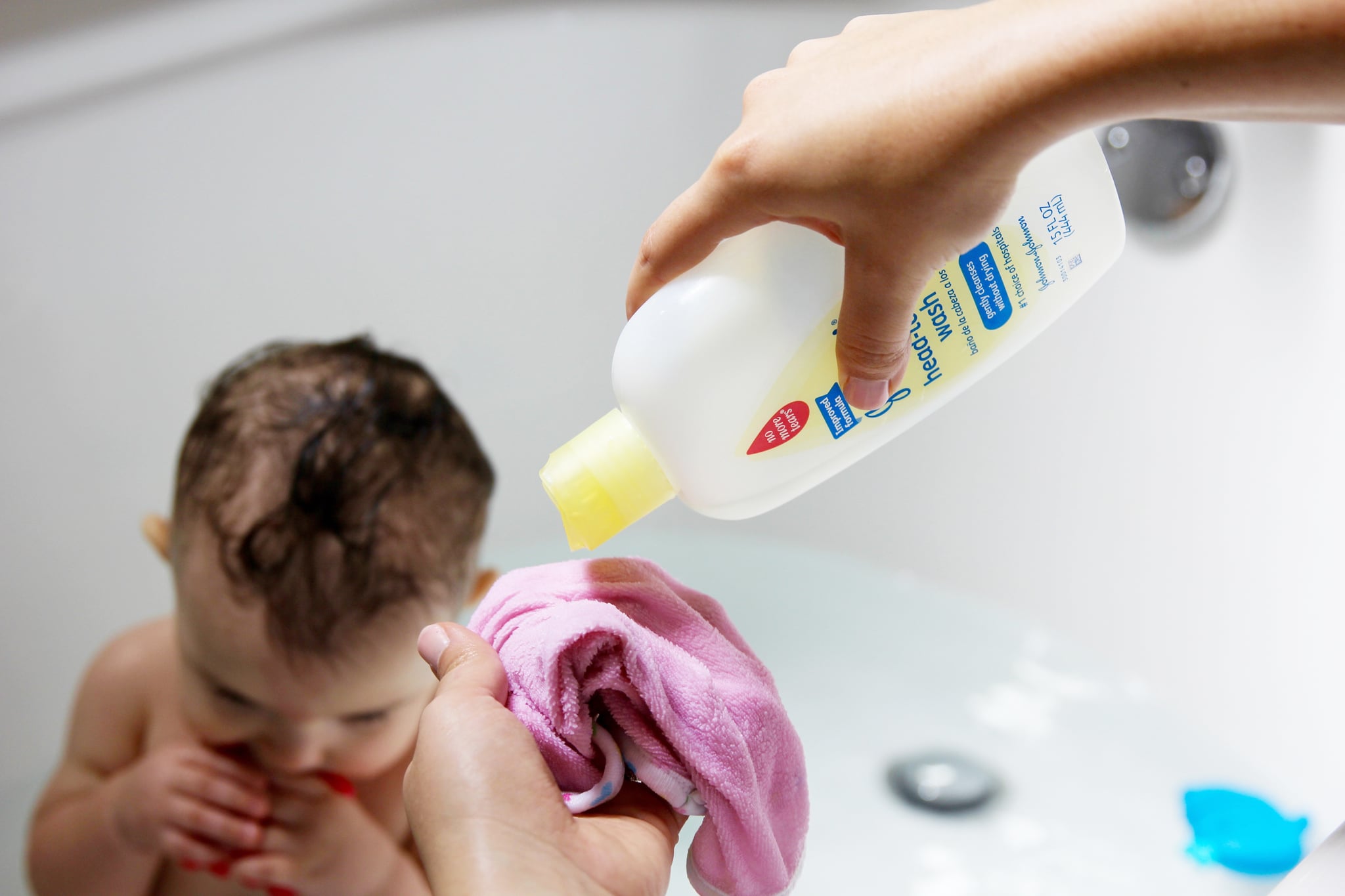 Возможно ли использование детьми личных спальных. Baby Shampoo. Реклама детского шампуня. Ребенок шампунь пена. Шампунь для детей и взрослых.