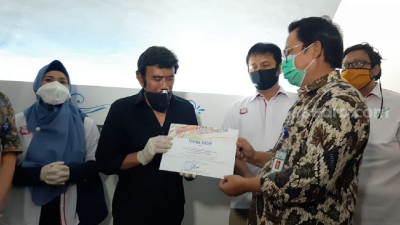 Lewat PAMMI, Rhoma Irama Salurkan APD untuk Tenaga Medis dan Sembako untuk Musisi Terdampak Covid-19