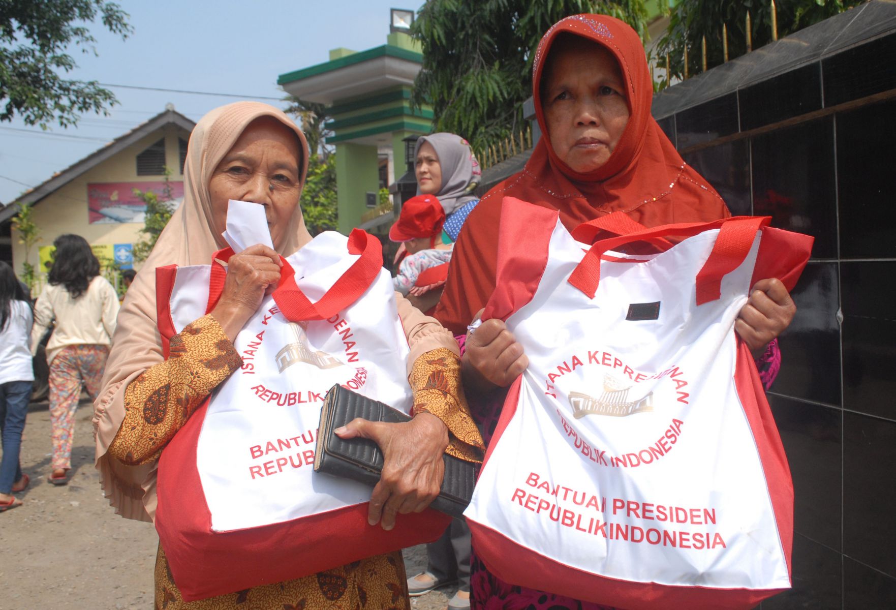 Bagi-bagi Sembako Lagi, Kali ini Jokowi Datangi Langsung Rumah Warga