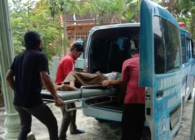 Kesehatannya Memburuk, Jokowi Dilarikan ke RSUD dr Soehadi Prijonegoro dengan Ambulans