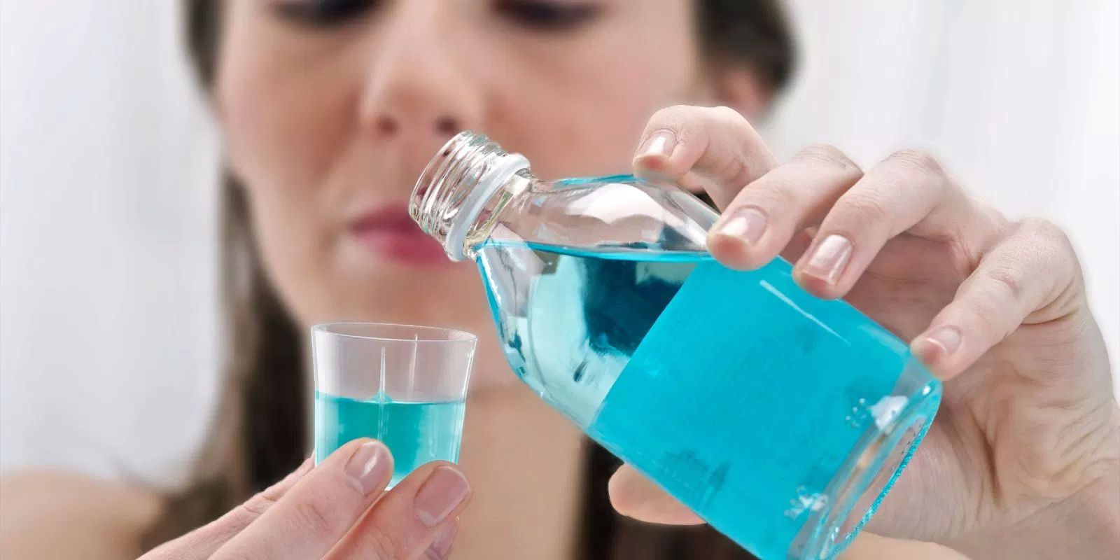TIKTAK.ID - Benarkah Rutin Pakai Obat Kumur Antiseptik Ampuh Cegah Corona?