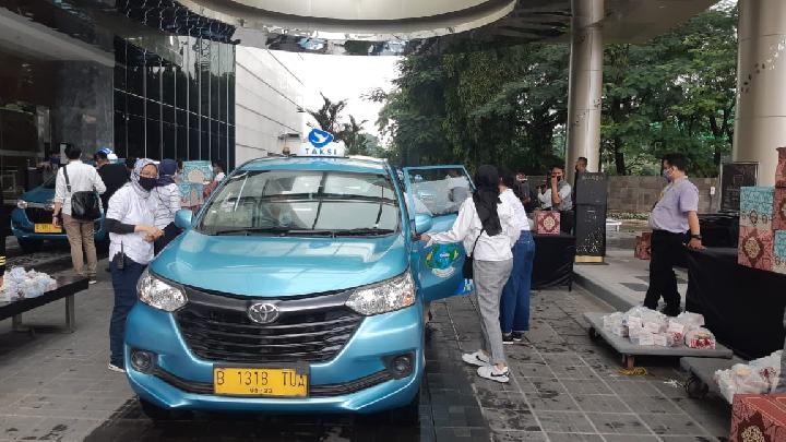 Syukuri Ulang Tahunnya, Gading Marten Bagi-bagi Sembako ke Pengemudi Taksi
