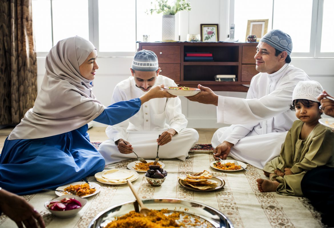 Makan Banyak Saat Lebaran, Simak Cara Cegah Badan Melar