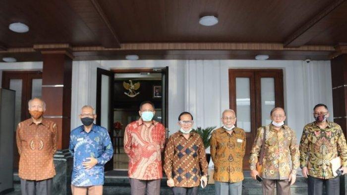 Jokowi Digeruduk 14 Purnawirawan Jenderal, Ada Tri Sutrisno dan Agum Gumelar, Ada Apa?