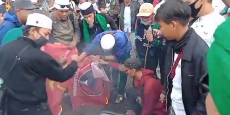 Bendera PDIP Dibakar, Megawati Geram: Rapatkan Barisan, Tempuhlah Jalan Hukum!