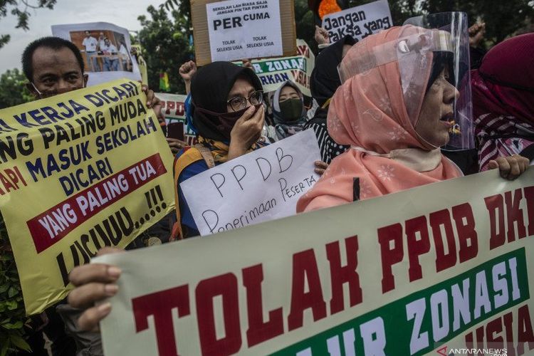 Demo Anies Soal PPDB 2020, Orang Tua Murid Abaikan Protokol Kesehatan