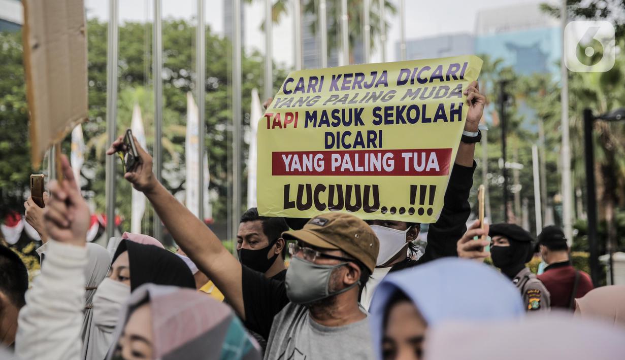 Ratusan Orang Tua Serbu Kantor Kemendikbud, Tuntut Nadiem Batalkan PPDB DKI