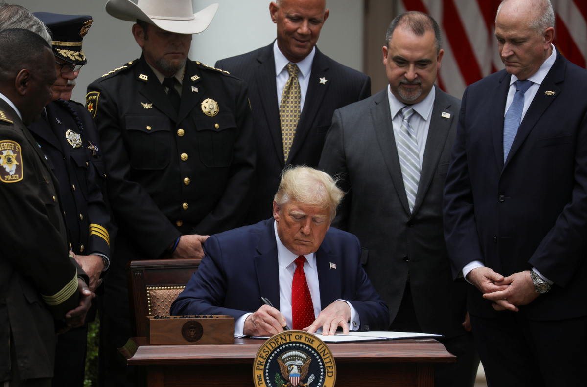 Ini Alasan Warga dan Senat AS Anggap RUU Reformasi Kepolisian yang Diteken Trump 'Setengah Hati' dan Tak Memadai