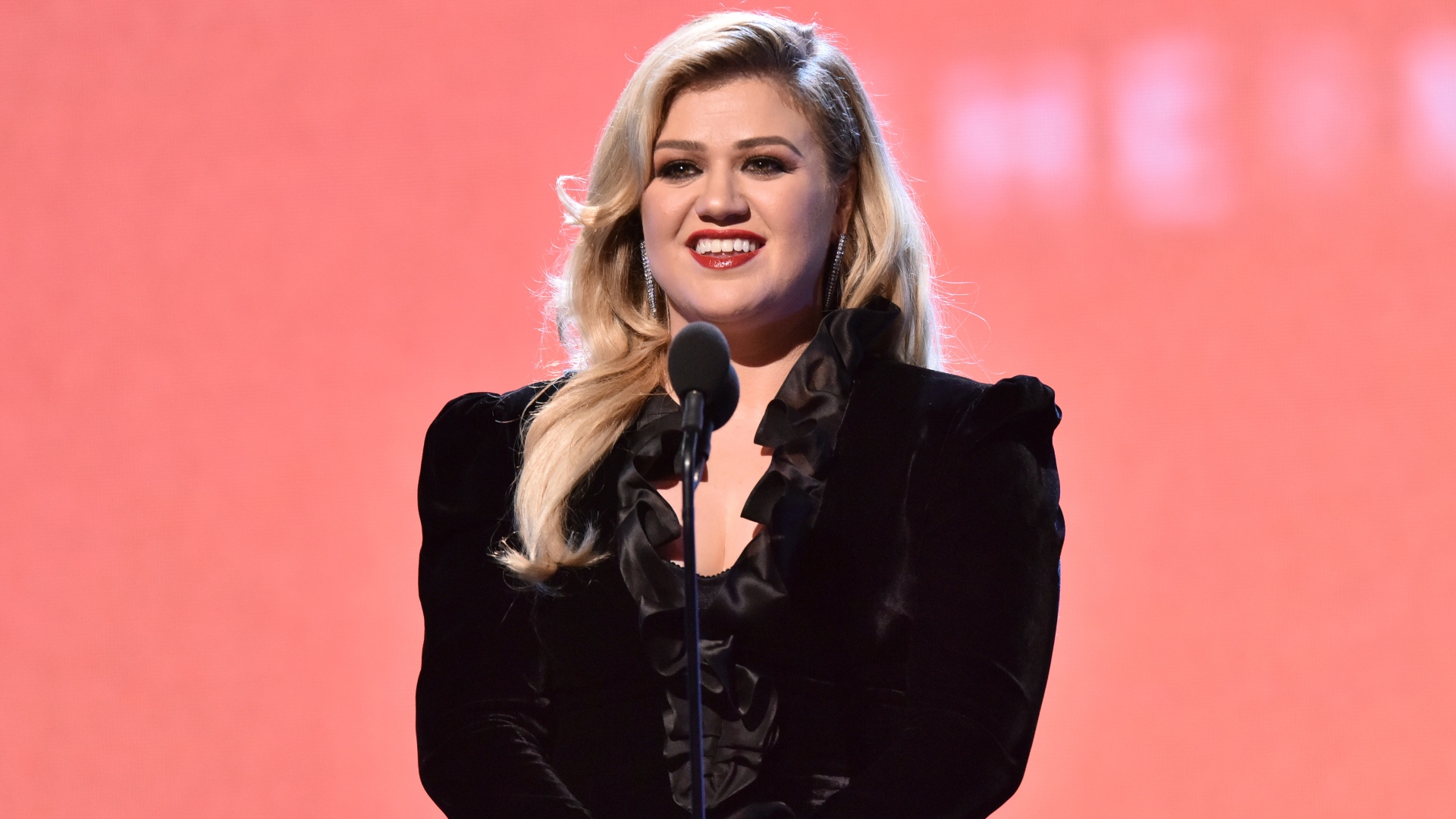 Kelly Clarkson Berbagi Pengalaman dan Suka-Dukanya sebagai ‘Working Mom’