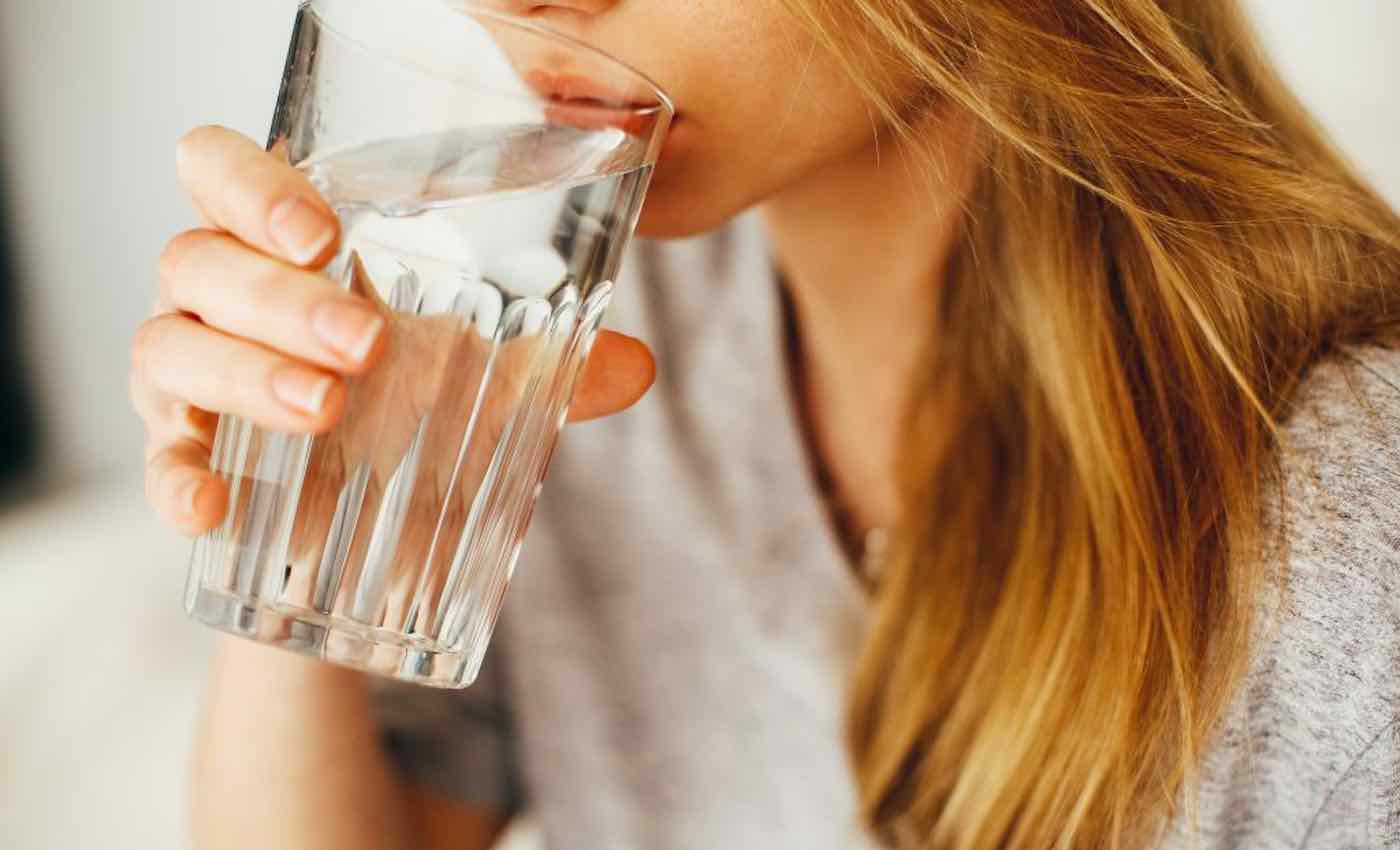 5 Manfaat Ekstra Minum Air Putih Saat Bangun Tidur