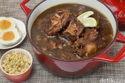 Belum Pernah Santap Rawon Buntut Ala Hotel Mewah? Berikut Resepnya untuk Masak Sendiri di Rumah