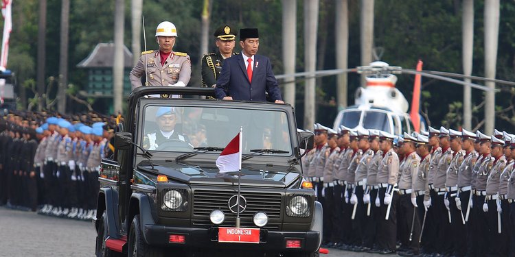 Peringati HUT Bhayangkara, Pesan Jokowi ke Polri: Keselamatan Rakyat adalah yang Utama