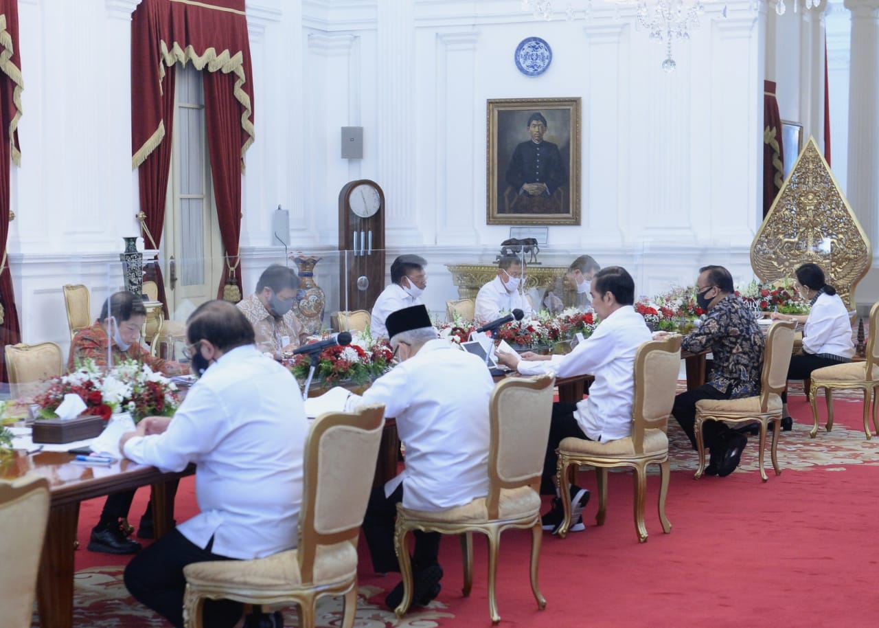 Meja Oval Tempat Jokowi Gelar Tatap Muka Diberi Pembatas Kaca, Ada Apa?