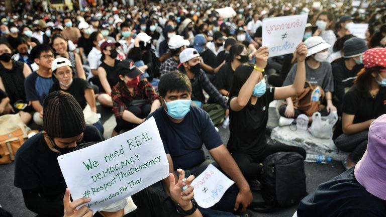 Jarang Terjadi, Ribuan Demonstran Bangkok Turun ke Jalan Gugat Monarki