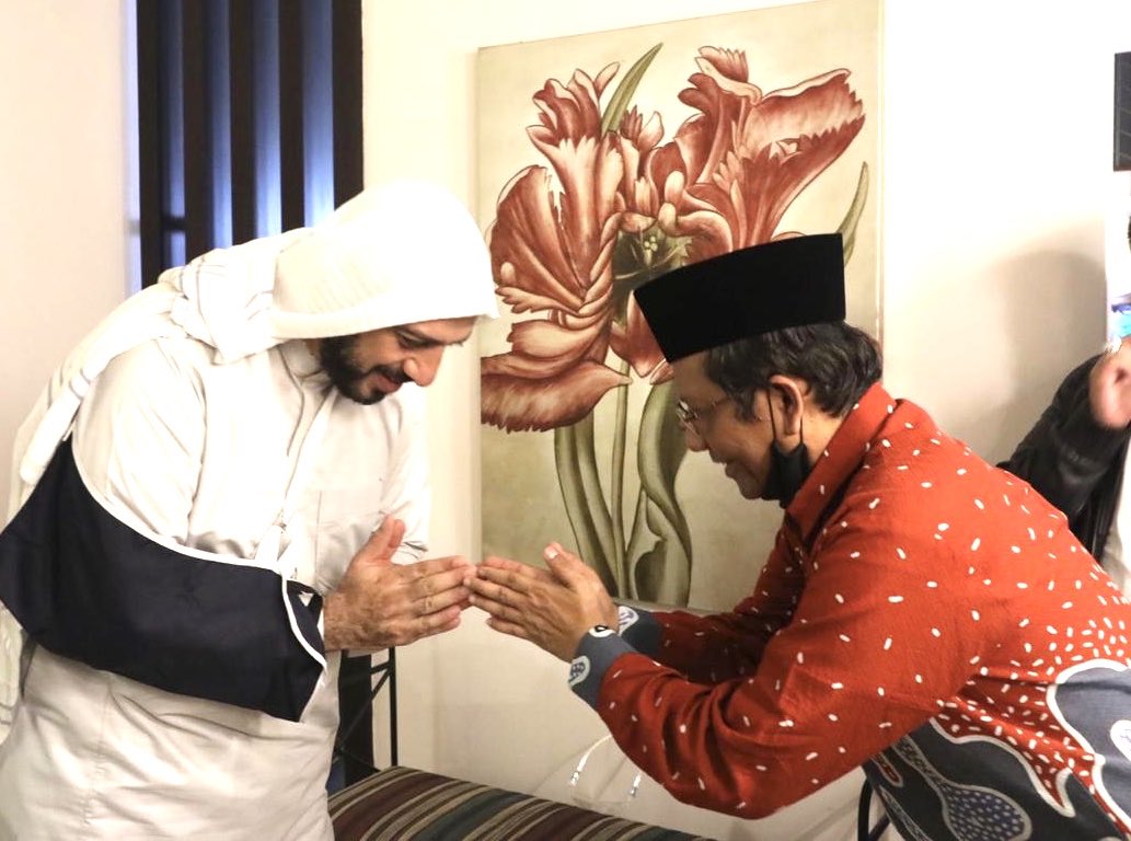 Luka Belum Kering, Syekh Ali Jaber Titip Pesan ke Jokowi Lewat Mahfud MD