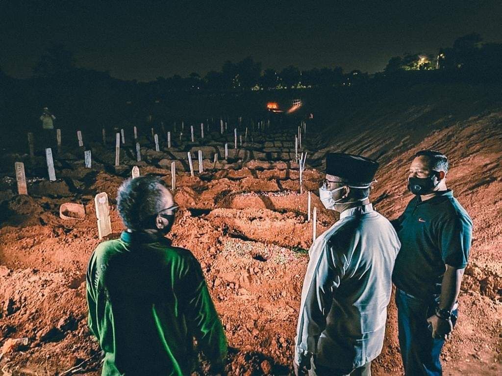 Mendadak Datangi Kuburan Korban Corona Malam-malam, Ada Apa dengan Anies Baswedan?